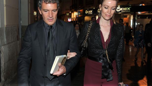 10392708_ppsvie.jpg Er versteckt sie nicht mehr. Im August sah man Antonio Banderas und seine um 20 Jahre jüngere Freundin Nicole Kimpel zum ersten Mal miteinander flirten.