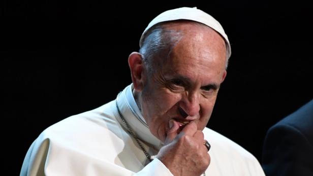 Papst Franziskus kaut an seinen Fingernägeln.