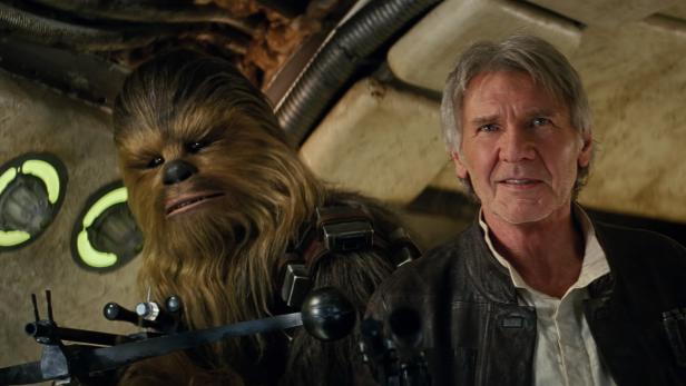 Han Solo und Chewbacca sitzen im Cockpit des Millennium Falcon.