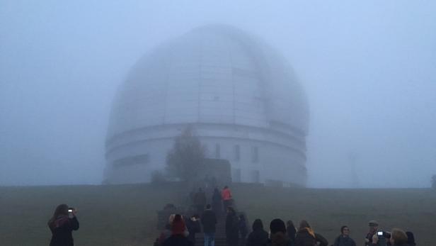 Schemenhaft taucht das Observatorium Nischni Archys aus dem Nebel auf – ein monströser Gupf. In den ’60er-Jahren war das Gebäude futuristisch, heute wirkt es museal.