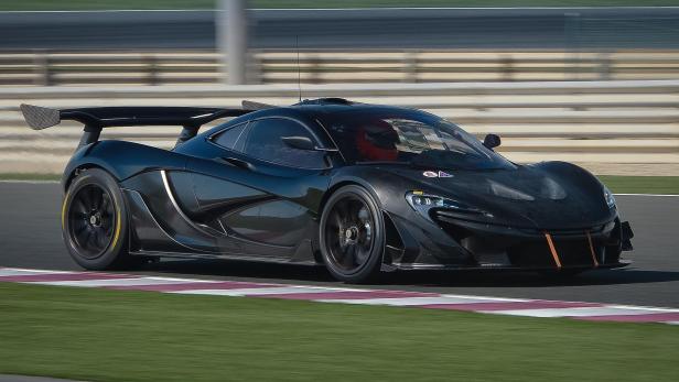 Ein schwarzer McLaren P1 GTR fährt auf einer Rennstrecke.