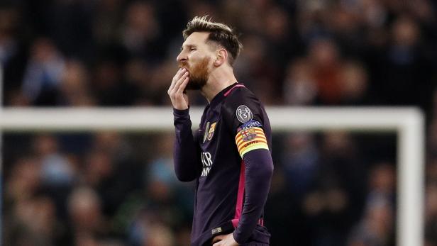Lionel Messi mit der Hand vor dem Mund, während er ein Kapitänsarmband trägt.