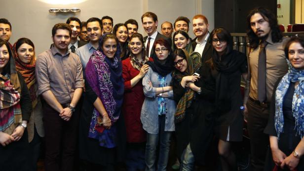 Eine Gruppe von Männern und Frauen posiert für ein Gruppenfoto.