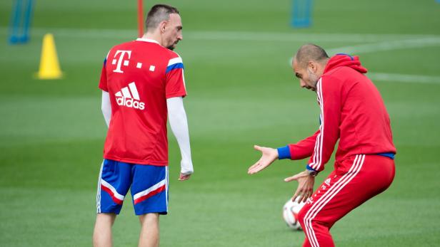 Bayern-Trainer Pep Guardiola (re.) muss schon wieder auf Franck Ribery verzichten.