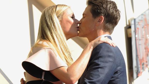 Für seinen Stern am Walk of Fame gab es für Rob Lowe ein Bussi von Gwyneth.