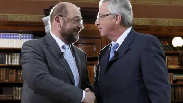 Martin Schulz und Jean-Claude Juncker schütteln sich die Hände.