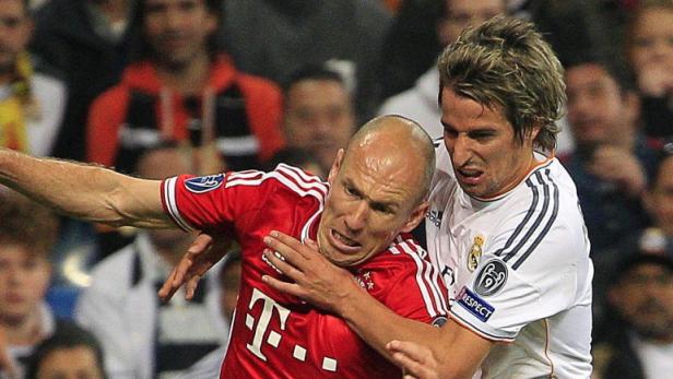 Arjen Robben im Zweikampf mit einem Spieler von Real Madrid.