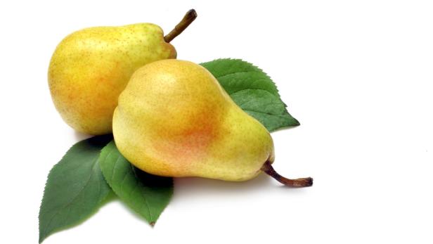 Zwei gelbe Birnen liegen auf einem weißen Hintergrund mit grünen Blättern.