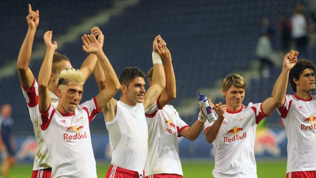 Eine Gruppe Fußballspieler von Red Bull jubelt mit erhobenen Händen.