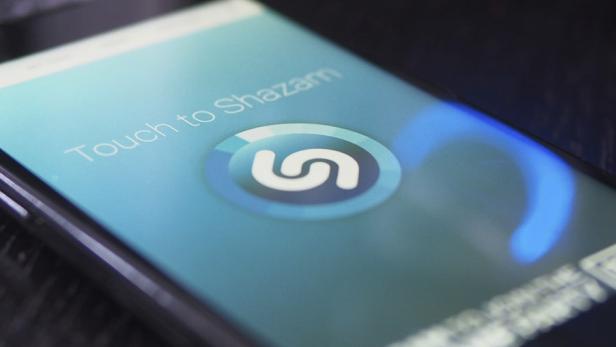 Ein Smartphone zeigt die Shazam-App auf dem Bildschirm.