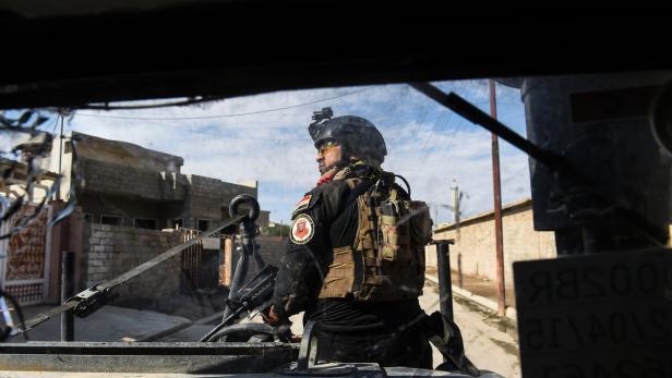 Irakische Truppen auf einer Patrouille in einer Vorstadt Mossuls.