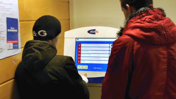 Zwei Personen nutzen einen interaktiven Bildschirm des Arbeitsmarktservice (AMS) zur Berufsinformation.