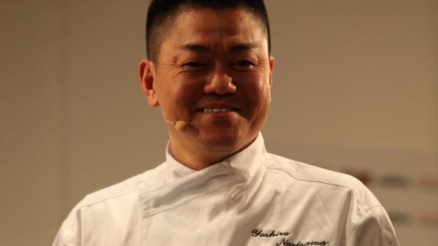 Koch Yoshihiro Narisawa hält einen Topf in seinen Händen.