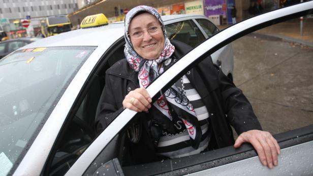 Seit 22 Jahren fährt Feride Saymaz Taxi. Sie wurde zwei Mal überfallen, fährt aber weiter.