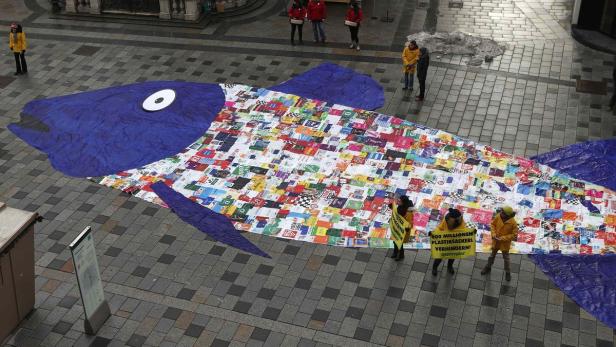 Mit einem gigantischen Fisch aus Plastiksackerln hat Greenpeace am Donnerstag auf die Verschmutzung der Meere durch Plastikmüll aufmerksam gemacht.