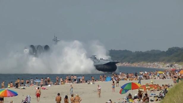 Kampfschiff schockt Badebesucher