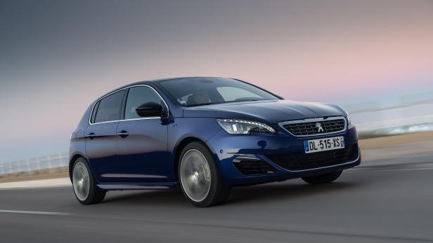 Ein blauer Peugeot 308 fährt auf einer Straße.