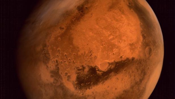 Der Mars: Die Nordhemisphäre ist geprägt von flachen Tiefländern mit nur wenigen Vulkanen. Auf der Südhalbkugel dagegen finden sich Hochländer voll von unzähligen Vulkanen.