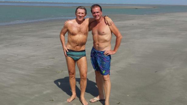 Hochegger (links) und Werner Rydl am Strand von Ponta do Mel.