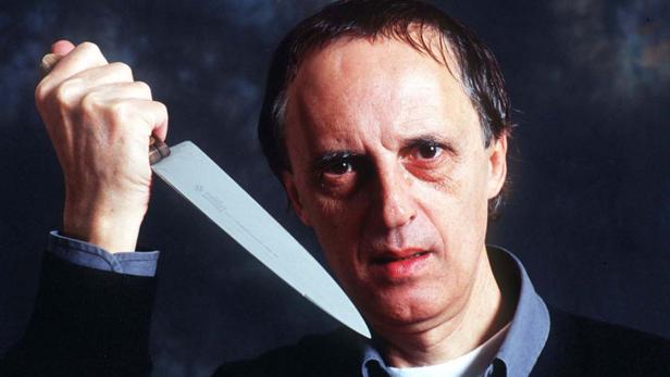 Ein Mann hält ein Messer an seinen Hals.