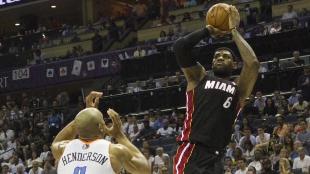 LeBron James von Miami Heat beim Wurf auf den Korb.