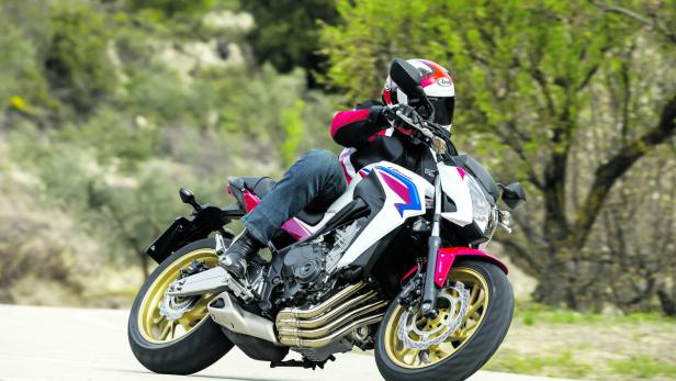 Ein Motorradfahrer fährt auf einer kurvigen Straße.