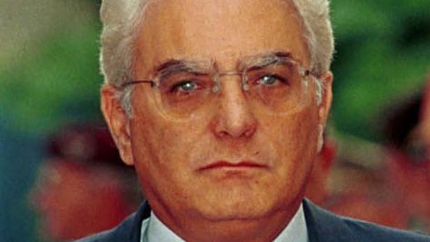 Verfassungsrichter Mattarella, 73, will Staatspräsident werden.