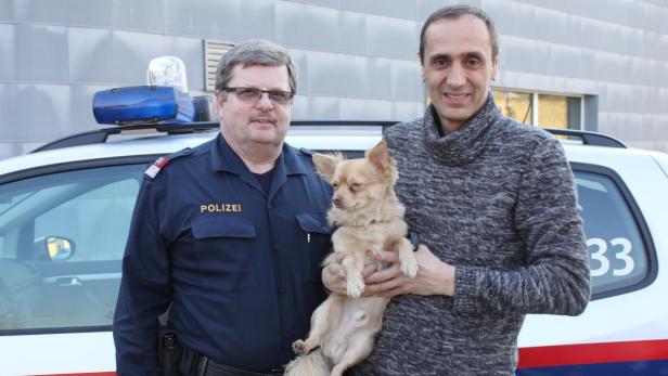 Schneller Einsatz brachte Hund und Herrl wieder zusammen: Polizist Ernst Leitner mit Simon Pöltl und &quot;Simba&quot;