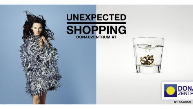 Eine Frau in einem silbernen Lametta-Kleid und ein Schmuckstück in einem Glas Wasser für Donau Zentrum Shopping.