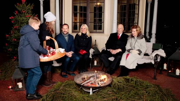 Das offizielle Weihnachtsfoto der norwegischen Königsfamilie: Haakon, Mette Marit, Harald, Sonia und die Kinder