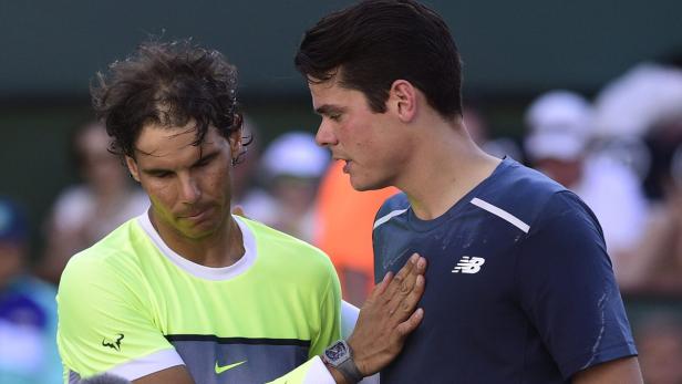 Rafael Nadal wird von einem anderen Tennisspieler getröstet.