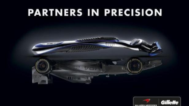Ein Gillette-Rasierer liegt auf der Spiegelung eines McLaren-Mercedes-Formel-1-Wagens.