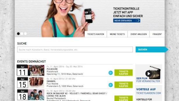 Eine Frau mit Brille und Hut präsentiert die Ticketgarden-App auf ihrem Smartphone.