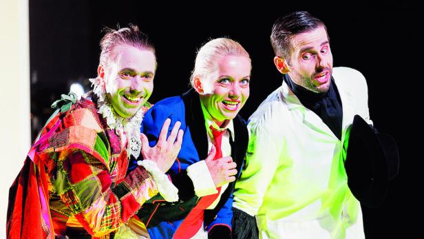 „Barbier“: Miljenko Turk (Figaro), Marie Friederike Schöder (Rosina), Daniel Johannsen (Almaviva v. li.)