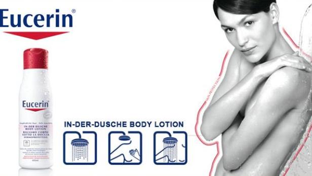 Eine Frau benutzt Eucerin In-der-Dusche Body Lotion unter der Dusche.