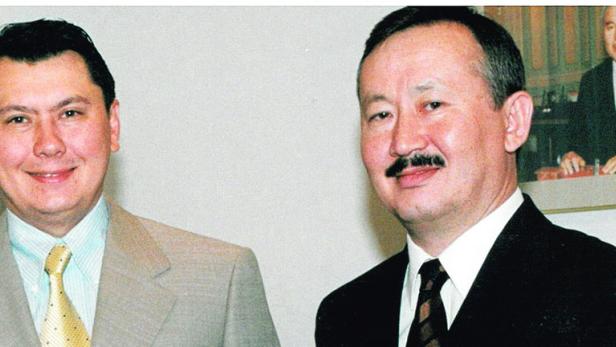 Aus besseren Tagen: Mussayev (rechts) mit Aliyev und an der Wand das Bild von Staatschef Nasarbajev.