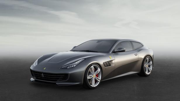 Ein grauer Ferrari GTC4Lusso vor einem trüben Himmel.