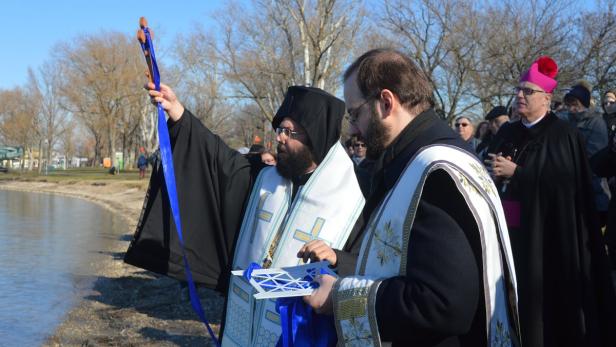 Orthodoxe Glaubensgemeinschaft und katholische Kirche bei gemeinsamer Wasserweihe