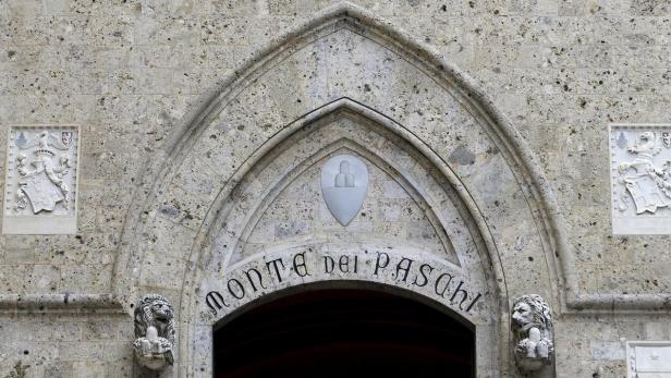 The entrance of the Monte dei Paschi bank headquarters is seen in Siena, central Italy, January 29, 2016. Merger talks between Italian cooperative lenders Banco Popolare and Banca Popolare di Milano (BPM) took a big step forward on Thursday when Rome backed a tie-up. The two banks are at an advanced stage in merger talks and a combination would create Italy&#039;s third biggest lender by assets, just ahead of Monte dei Paschi di Siena. If successful, it would likely be the first merger since a reform of large cooperative lenders last year to encourage consolidation and strengthen Italy&#039;s fragmented banking system and could pave the way for a parallel deal between UBI, which had courted BPM, and Monte dei Paschi di Siena. REUTERS/Max Rossi