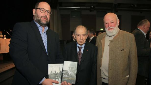 Ernst Spitzbart, Direktor der Papierfabrik Steyrermühl, Paul Lendvai und ORF-Moderator Sepp Forcher mit Büchern über Rudolf Kirchschläger.