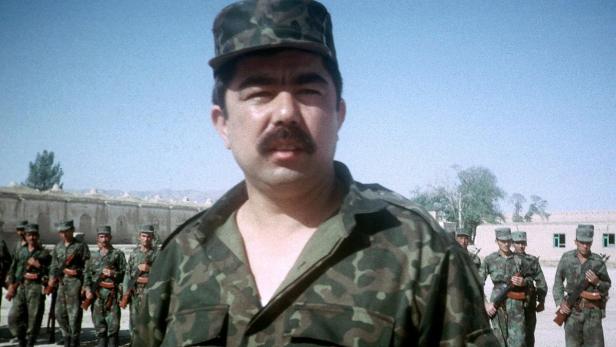 Ein Mann in Militäruniform steht vor einer Reihe von Soldaten.