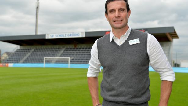 Ein Mann posiert vor dem Stadion des SV Scholz Grödig.