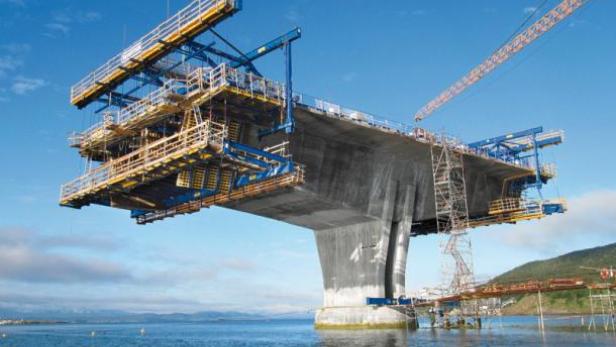 Eine Brücke wird über dem Wasser gebaut.