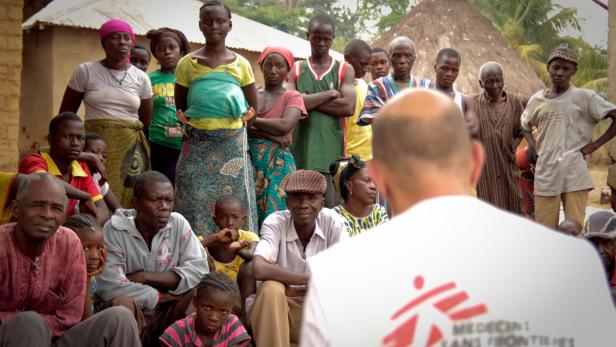 Bildung für möglichst viele: Im dramatischen Kampf gegen das Ebola-Virus kämpfen die „Ärzte ohne Grenzen“ auch gegen die kollektive Erschöpfung.