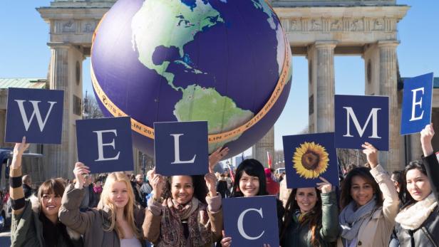 epa03610595 International models pose for the camera with an inflatable globe and the lettering &#039;Welcome&#039; at the Brandenburg Gate in Berlin, Germany, 05 March 2013. The action was designed as advertisement for the International Tourism Fair ITB. EPA/SOEREN STACHE