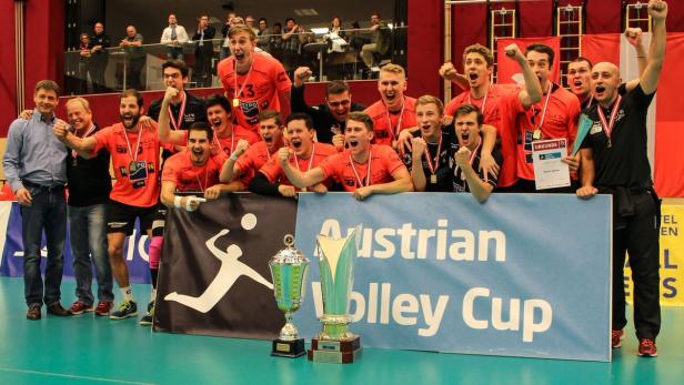 Ausgelassene VCA-Volleyballer nach Cup-Sieg in Pölz-Halle