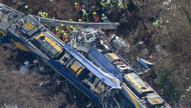 Ein schweres Zugunglück mit Rettungskräften vor Ort.