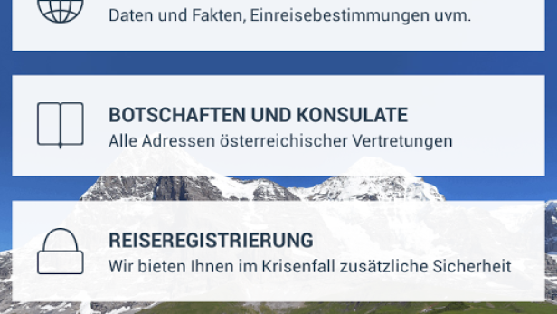 Ein Screenshot der App „Auslandsservice“ mit Informationen für Reisende vor einem Bergpanorama.