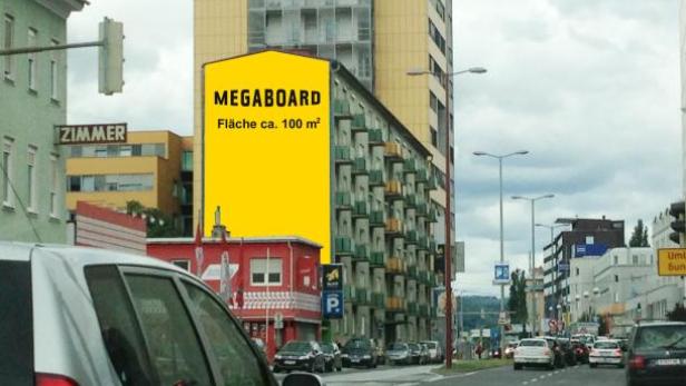 Ein gelbes Megaboard mit der Aufschrift „MEGA BOARD Fläche ca. 100 m²“ an einem Gebäude in einer Stadt.
