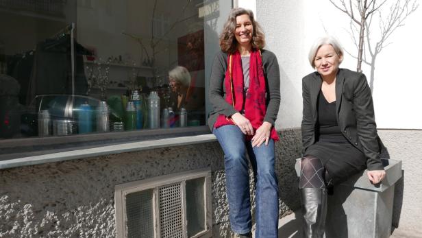 Fein: Brigitta Höpler (li.) bringt ihre Wortschätze in den Gemeindebau-Salon von Ulrike Plichta